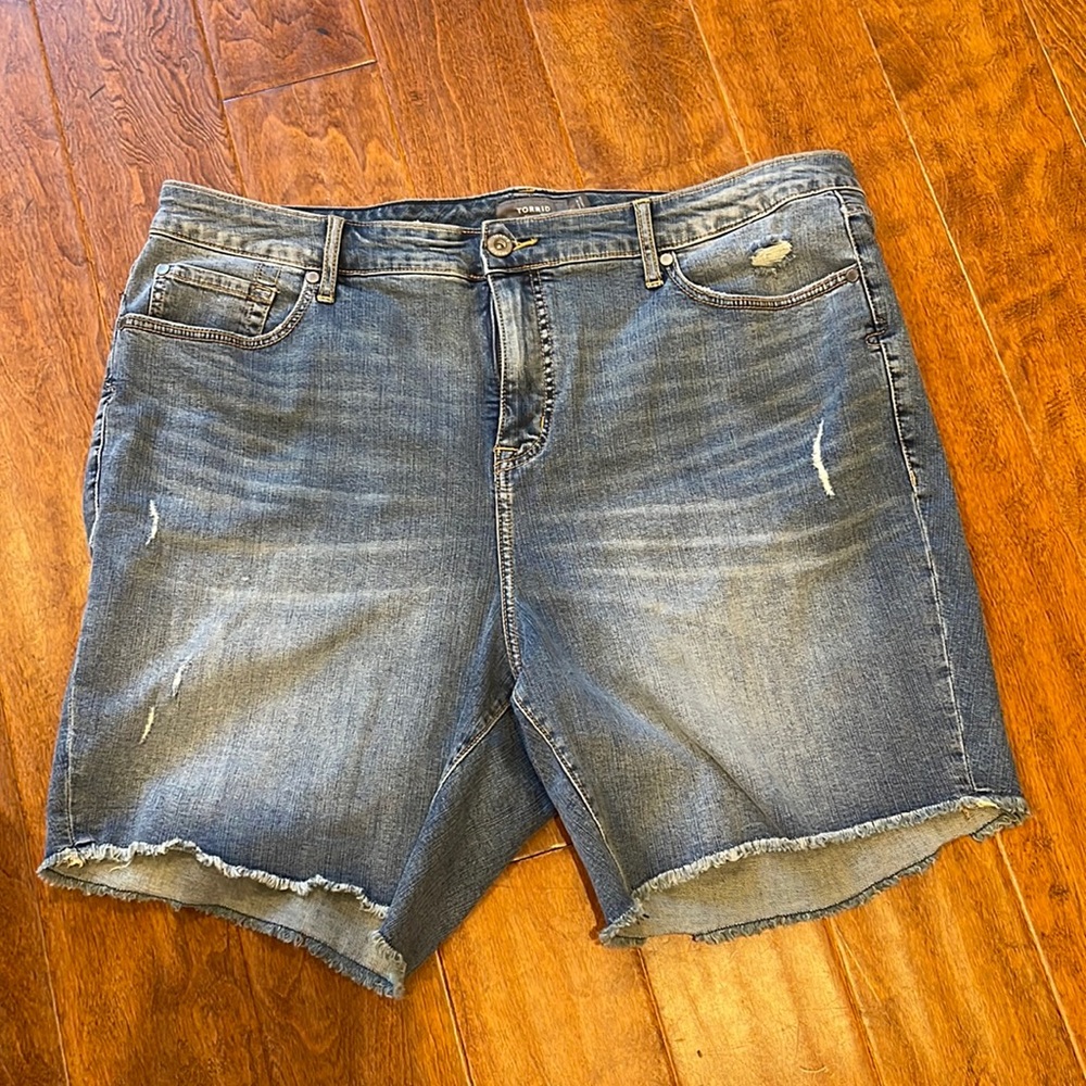 🔴Torrid Jean shorts distressed size 20
